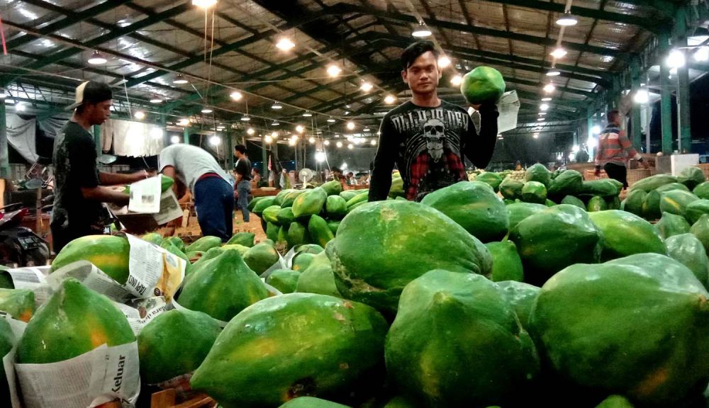 Aktivitas perdagangan di Pasar Induk Osowilangun Surabaya (PIOS)