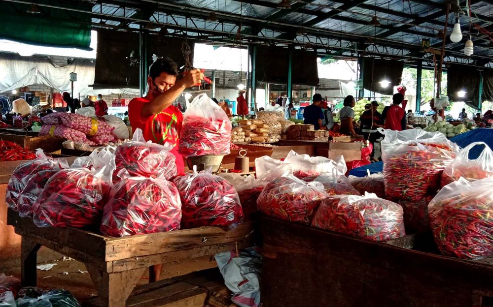 Aktivitas pedagang di Pasar Induk Osowilangun Surabaya (PIOS)