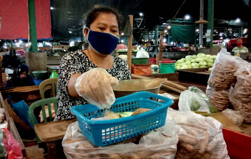 Markini, salah satu pedagang di PIOS menyediakan nampan untuk bertransaksi saat pembeli membayar