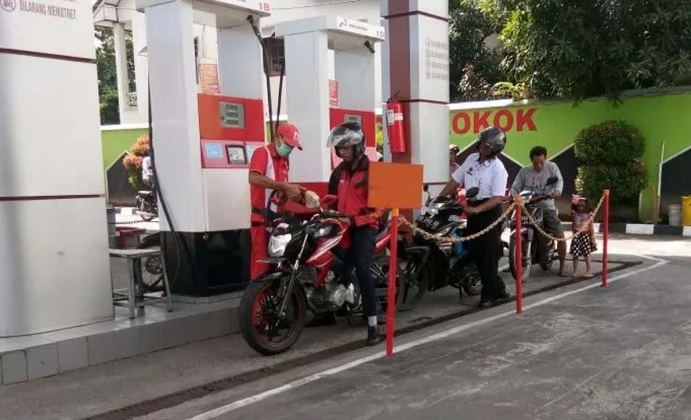 Aktivitas pengisian bahan bakar minyak di sebuah SPBU (Foto: republika.co.id)