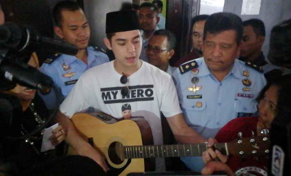 AL Ghazali menyanyi usai jenguk ayahnya di Rutan Medaeng