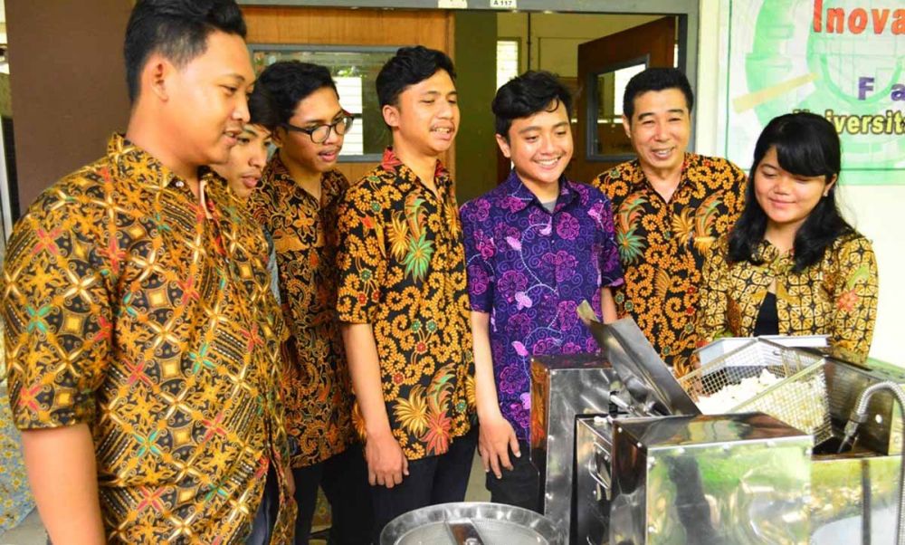 Dosen dan mahasiswa mesin penggoreng krupuk canggih dan otomatis hemat energi