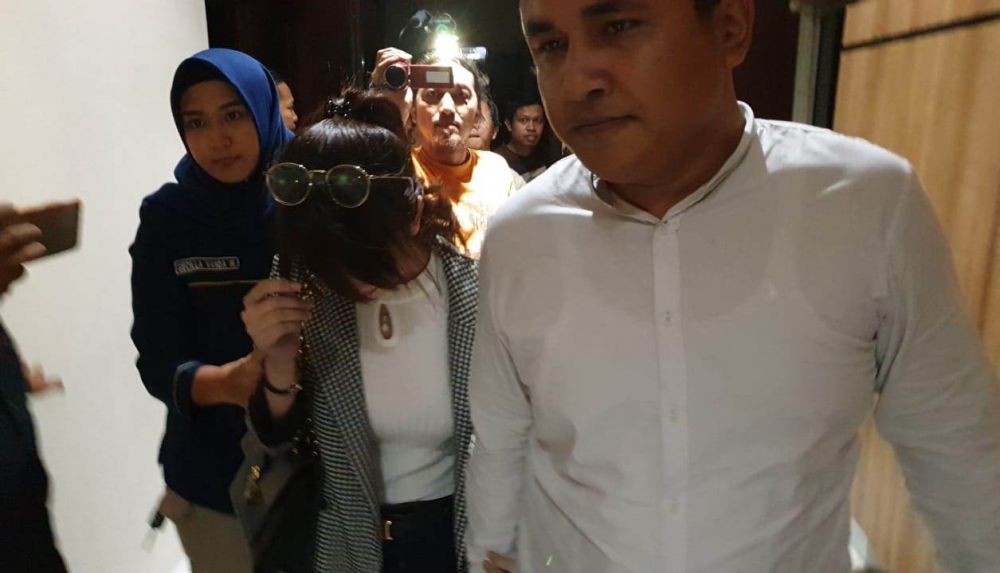 Aldira Chena saat ke luar ruang pemeriksaan di Mapolda Jatim