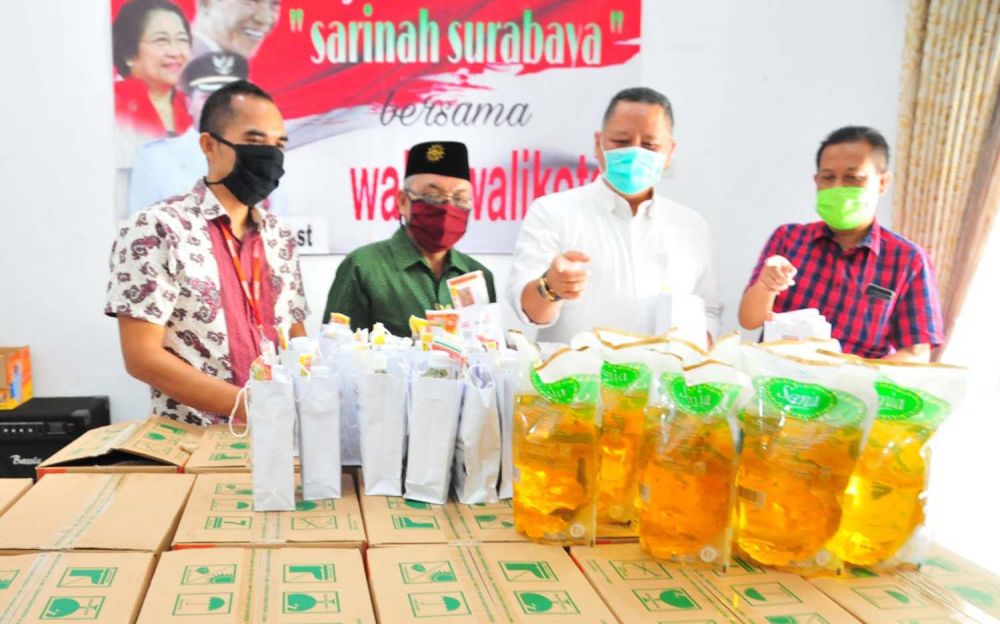 Bantuan dari Alfamart untuk warga diberikan secara simbolis di rumah dinas Wakil Wali Kota Surabaya Wisnu Sakti Buana