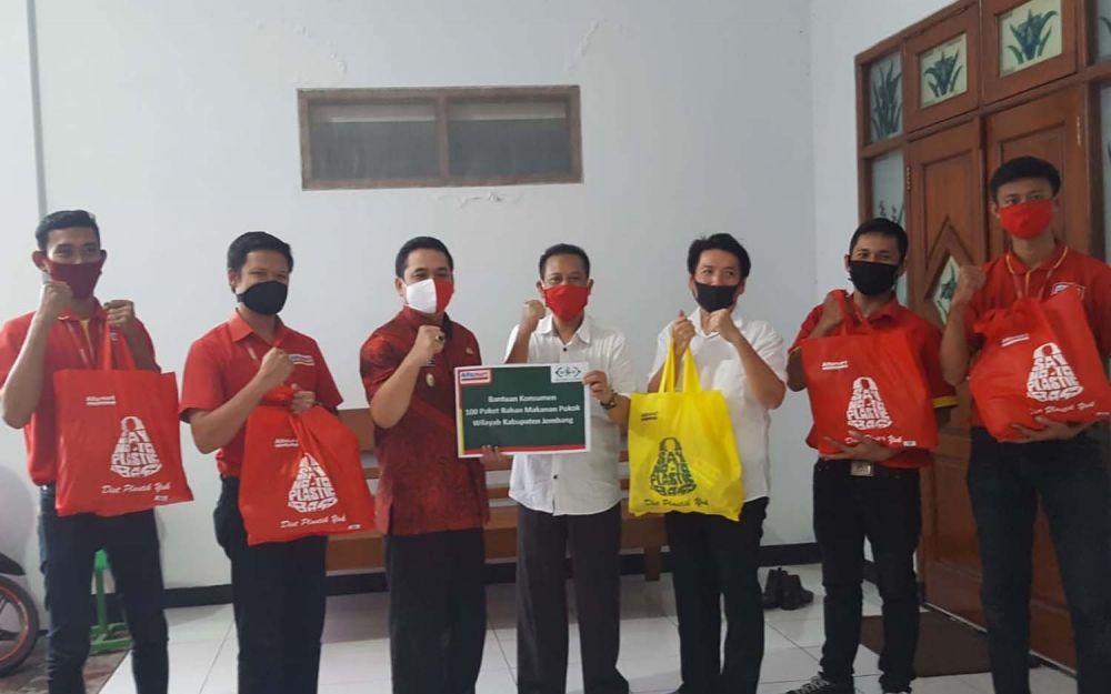 Manajemen toko modern saat menyerahkan bantuan secara simbolis melalui Wakil Bupati Jombang Sumrambah