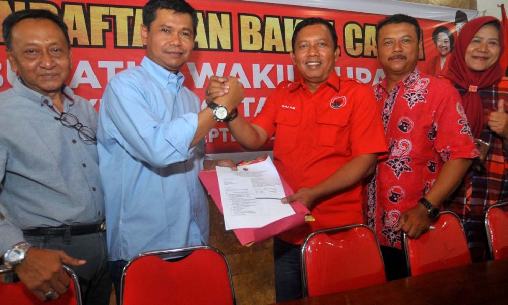 Ali Ruchi mengembalikan formulir pendaftaran bacabup ke PDI Perjuangan Banyuwangi