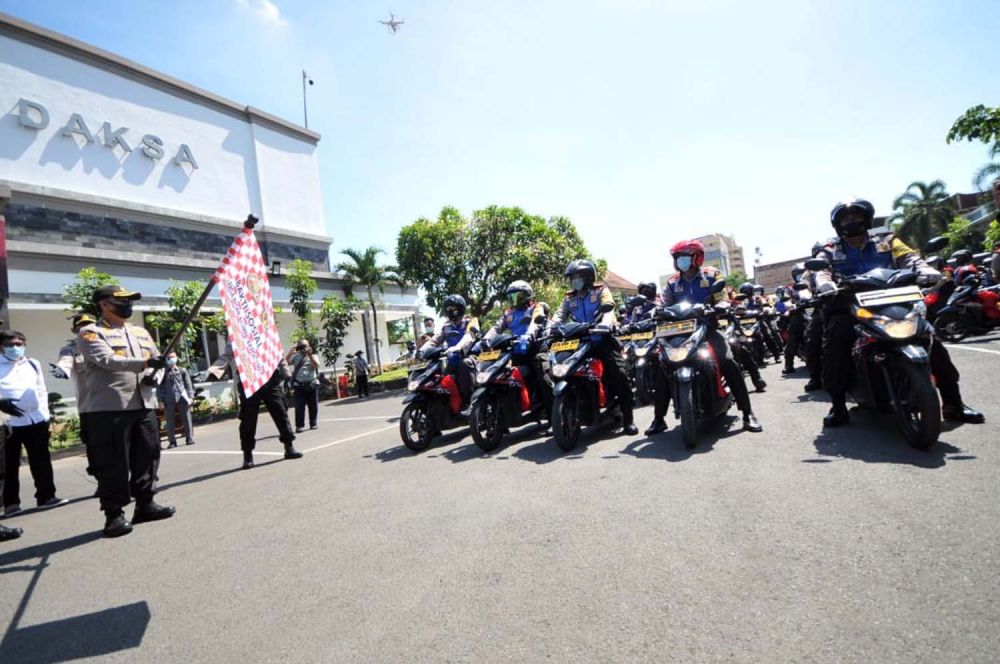 Alumni Akpol 1991 saat memberangkatkan bantuan paket sembako melalui Bhabinkamtibmas Polrestabes Surabaya