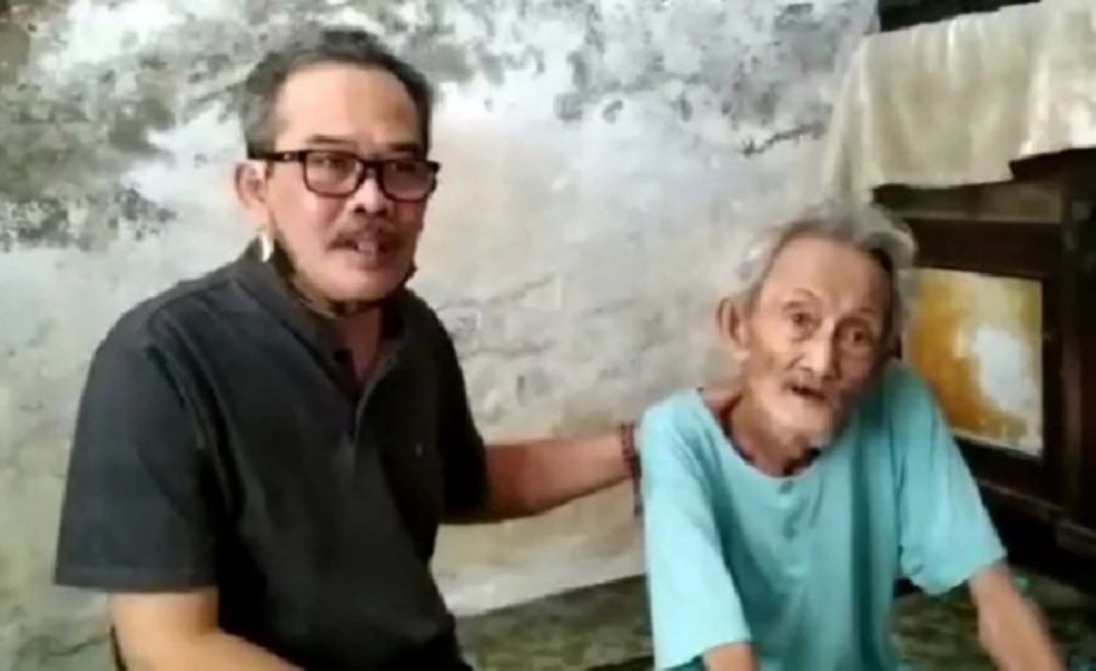 Amang Genggong (kanan) dalam kondisi sakit saat dijenguk Kris Adji, seninam lukis