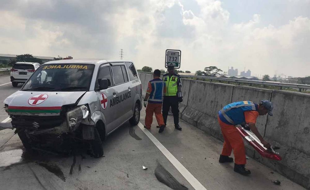 Ambulans yang menabrak Daihatsu Xenia di Tol Sumo