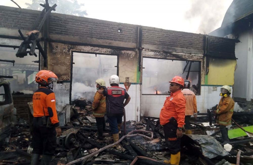 Petugas melakukan pemadaman di Gedung Farmasi RSUD Ploso, Jombang