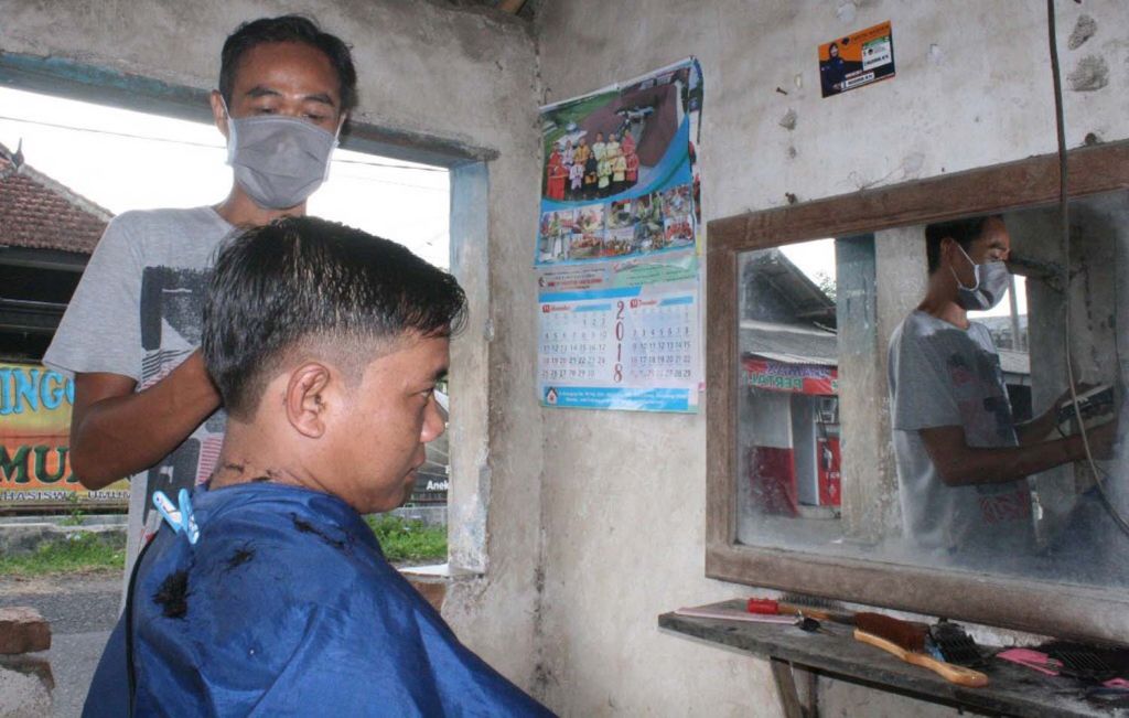 Amiri, tukang cukur rambut di Banyuwangi