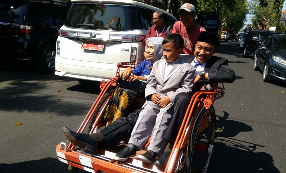 Sibro Malisi bersama keluarganya naik becak ke pelantikan anggota DPRD Kota Probolinggo