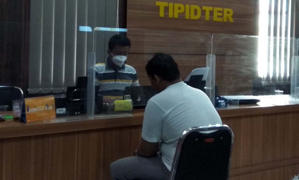 Anak yang gorok ayah dan ibunya diperiksa di Mapolres Mojokerto