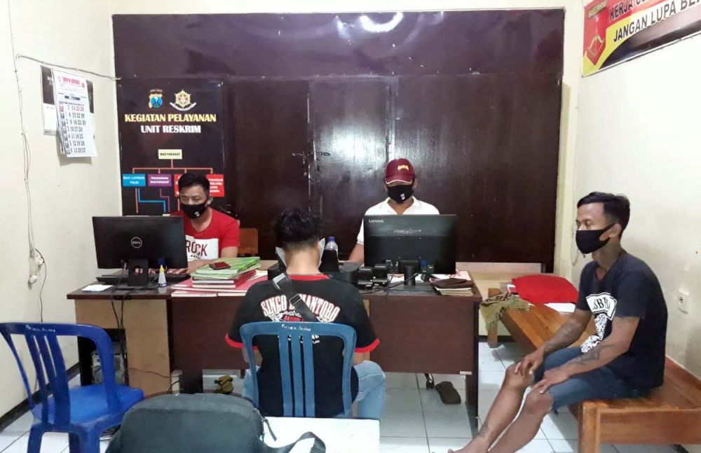 Keluarga anak punk korban pengeroyokan saat melapor ke Polsek Padas, Polres Ngawi