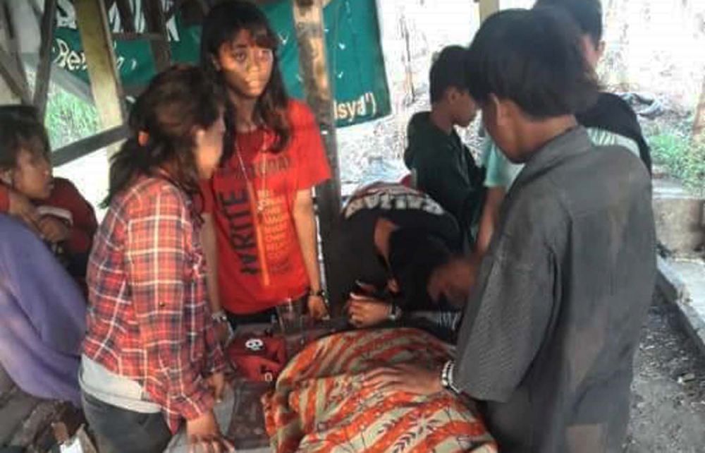 Jasad remaja yang tewas diduga jadi korban tabrak lari di Surabaya ditunggu teman-temannya