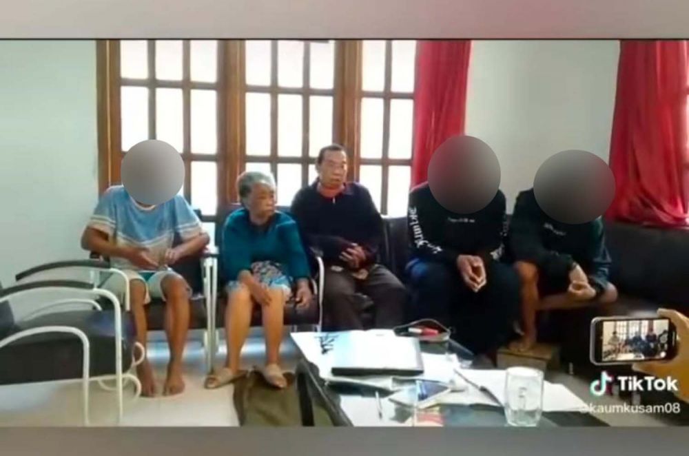 Ketiga anak muda (wajah diblur) meminta maaf kepada nenek dan keluarganya (Foto: Tangkapan layar video viral)