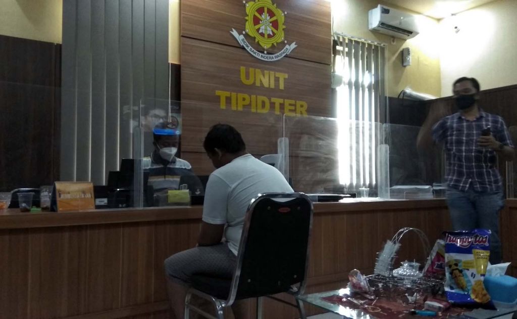 Adi, anak yang gorok ayah dan ibunya diperiksa di Mapolres Mojokerto

