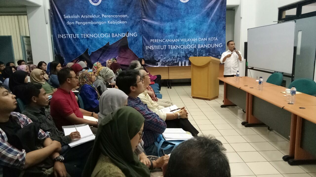 Bupati Anas saat menyampaikan perkuliahan di ITB