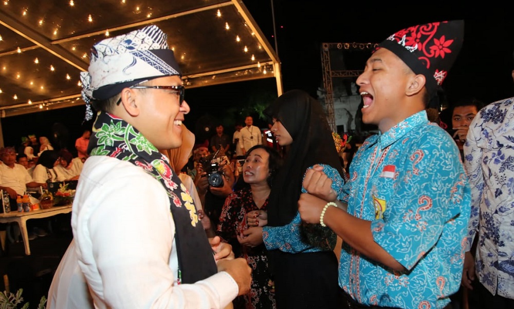 Bupati Banyuwangi Abdullah Azwar Anas menerima batik karya anak disabilitas.