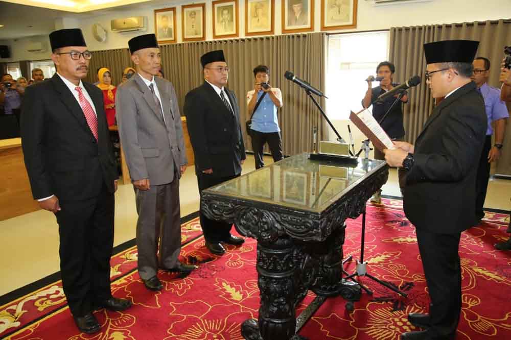 Bupati Banyuwangi Abdullah Azwar Anas melantik tiga direksi Perusahaan Umum Daerah Air Minum (PUDAM) Banyuwangi
