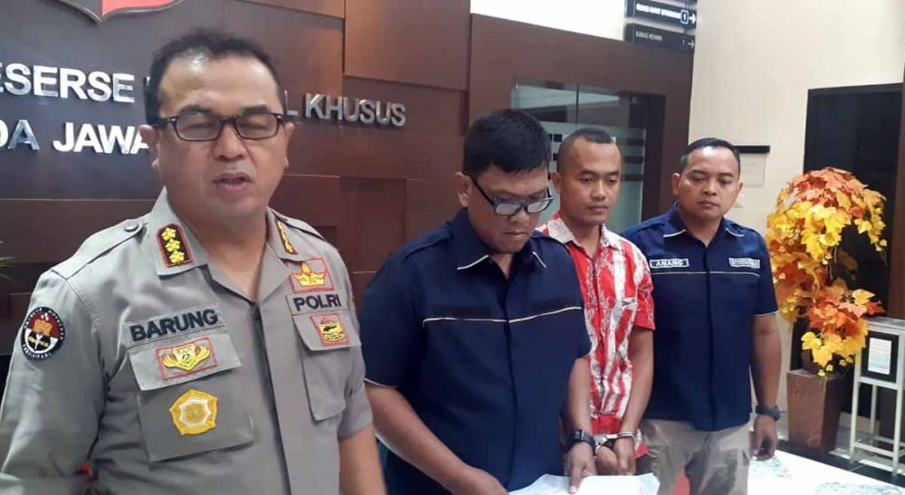 Hairil Anwar (tiga dari kiri), guru honorer yang ancam bunuh Presiden Jokowi melalui akun Facebook-nya