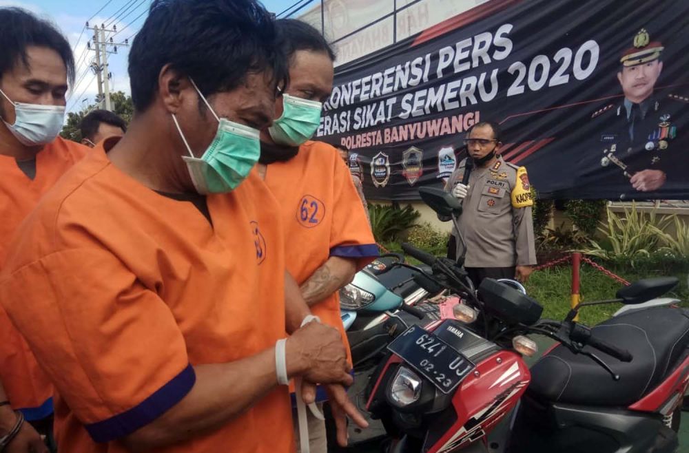 Kapolresta Banyuwangi Kombes Pol Arman Asmara Syarifudin menunjukkan beberapa tersangka