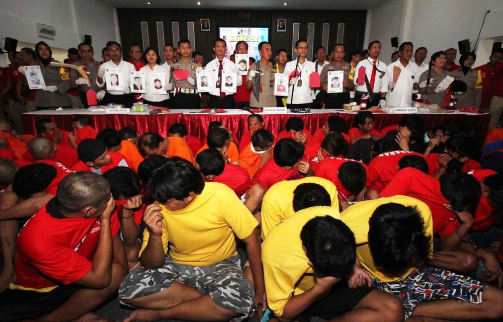 Ratusan tersangka kasus kriminal dan narkoba yang ditangkap Polrestabes Surabaya sepanjang Tahun 2019