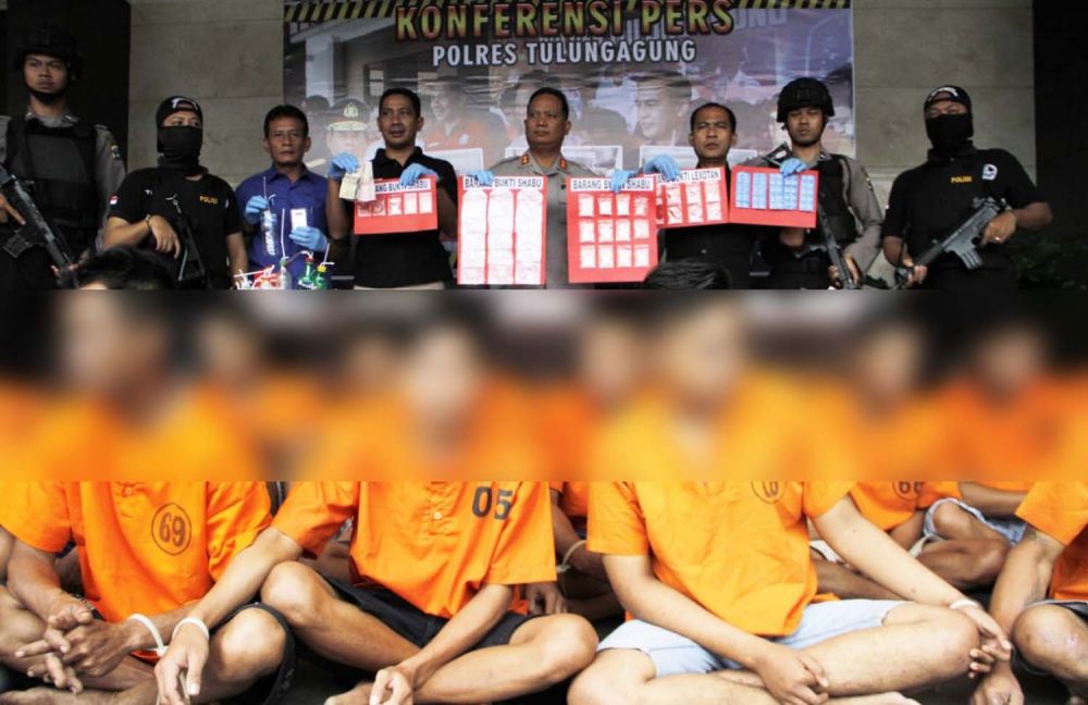 Kapolres Tulungagung AKBP Eva Guna Pandia membeberkan barang bukti narkoba dan pil koplo yang disita dari 31 tersangka
