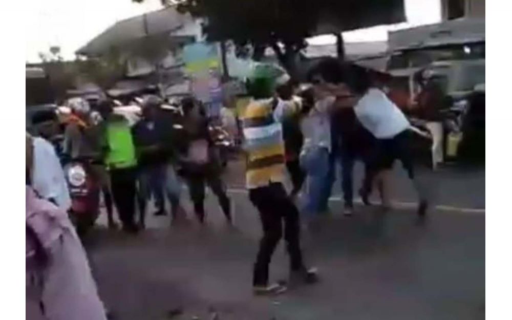 Tangkapan layar pengeroyokan terhadap anggota TNI di Probolinggo yang beredar