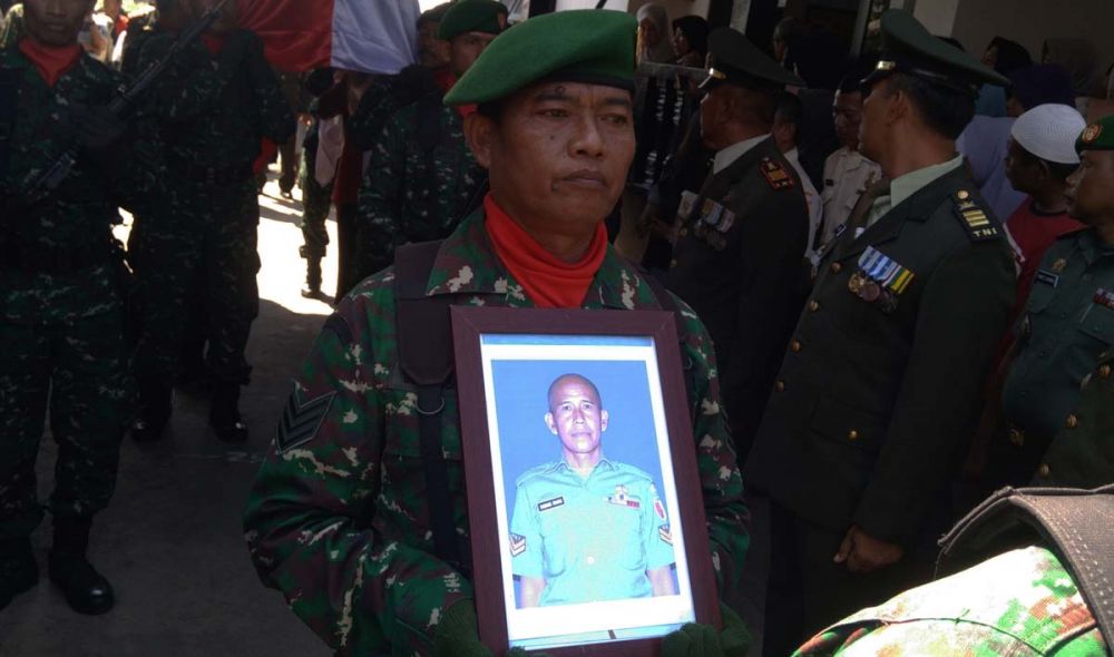 Prosesi pemakaman Sertu Bambang Irawan, anggota Kodim 0820 Probolinggo yang tewas dibacok pencuri motor 