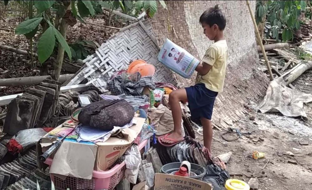 Rumah Sujiono rata dengan tanah tertimpa pohon besar yang roboh akibat hujan angin di Blitar