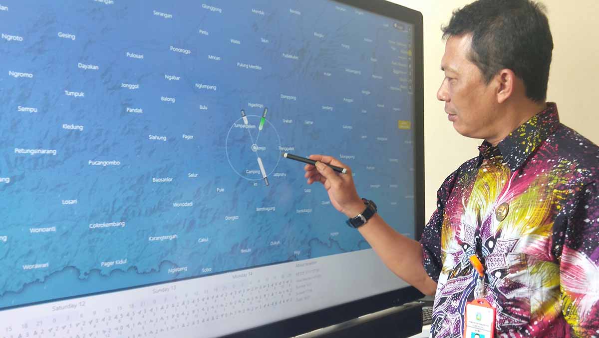 Petugas BPBD Ponorogo menunjukkan titik-titik yang rawan angin kencang