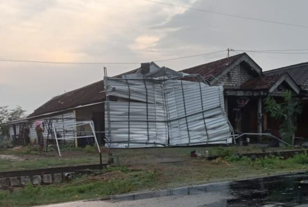 Salah satu rumah warga yang rusak akibat angin kencang di Gresik. (Foto:Istimewa)