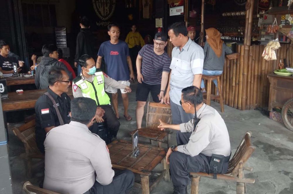 Angkringan Paijo di Mojosari, Mojokerto, tempat para pelajar mabuk dan berjoget