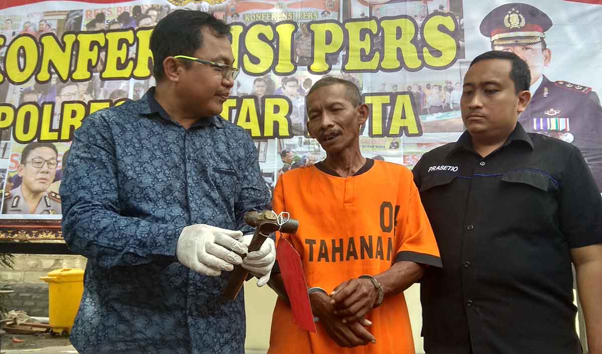 Tersangka Parji (tengah) adik yang tega menghajar kakak kandungnya dengan palu