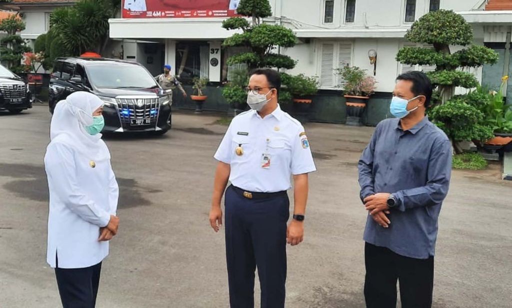 Gubernur DKI Jakarta Anies Baswedan disambut Gubernur Jawa Timur, Khofifah Indar Parawansa saat berkunjung ke Kota Madiun