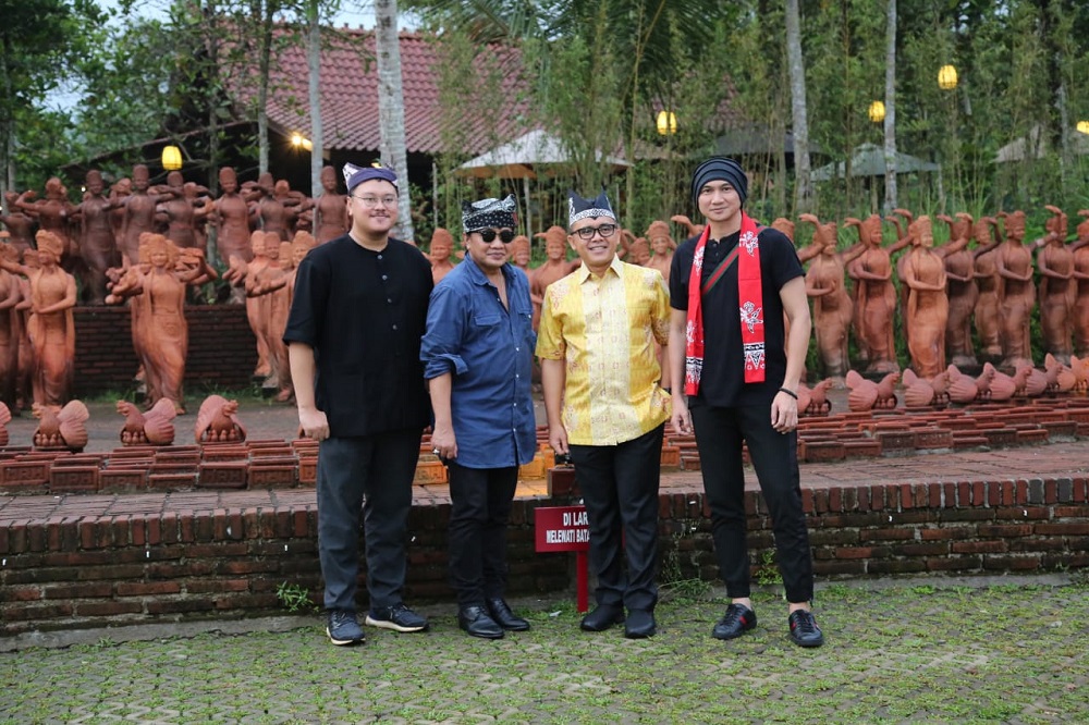 Anji Drive dan Deddy Dhukun bersama Bupati Banyuwangi Azwar Anas  di Taman Terakota Gandrung, Kecamatan Licin.