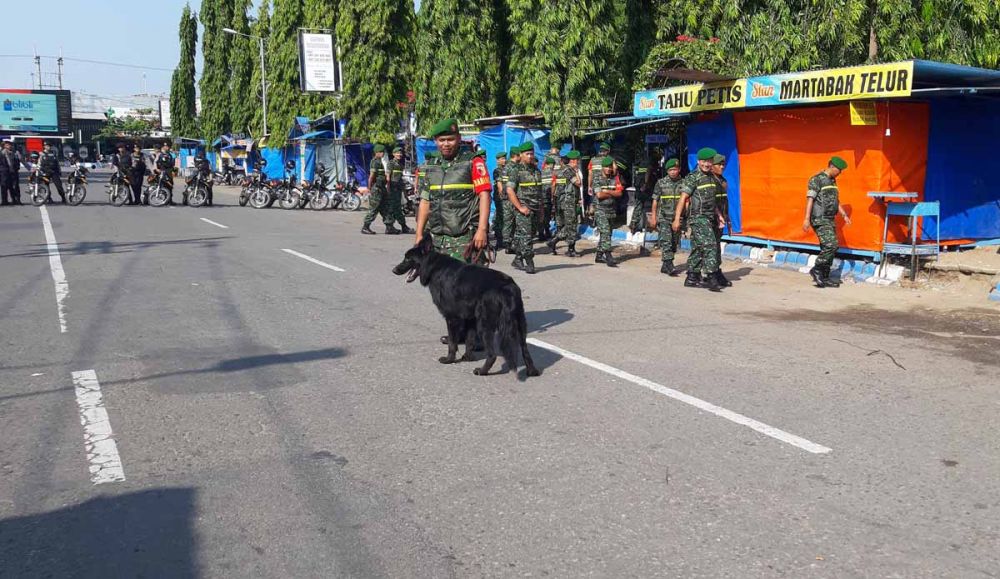 Anjing pelacak milik TNI membantu pengamanan Lebaran 2019 di Ponorogo