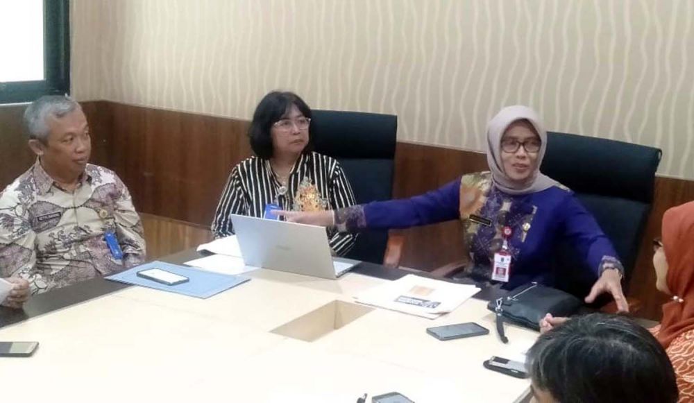 Kepala Dinas Kesehatan Jawa Timur Herlin Ferliana (tiga dari kiri)