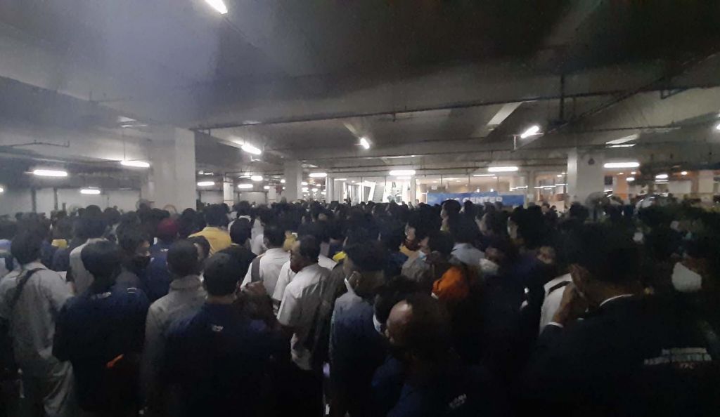 Antrean peserta vaksinasi BUMN di Basement Grand City, Surabaya membludak (Foto-foto: Ni'am Kurniawan/jatimnow.com)