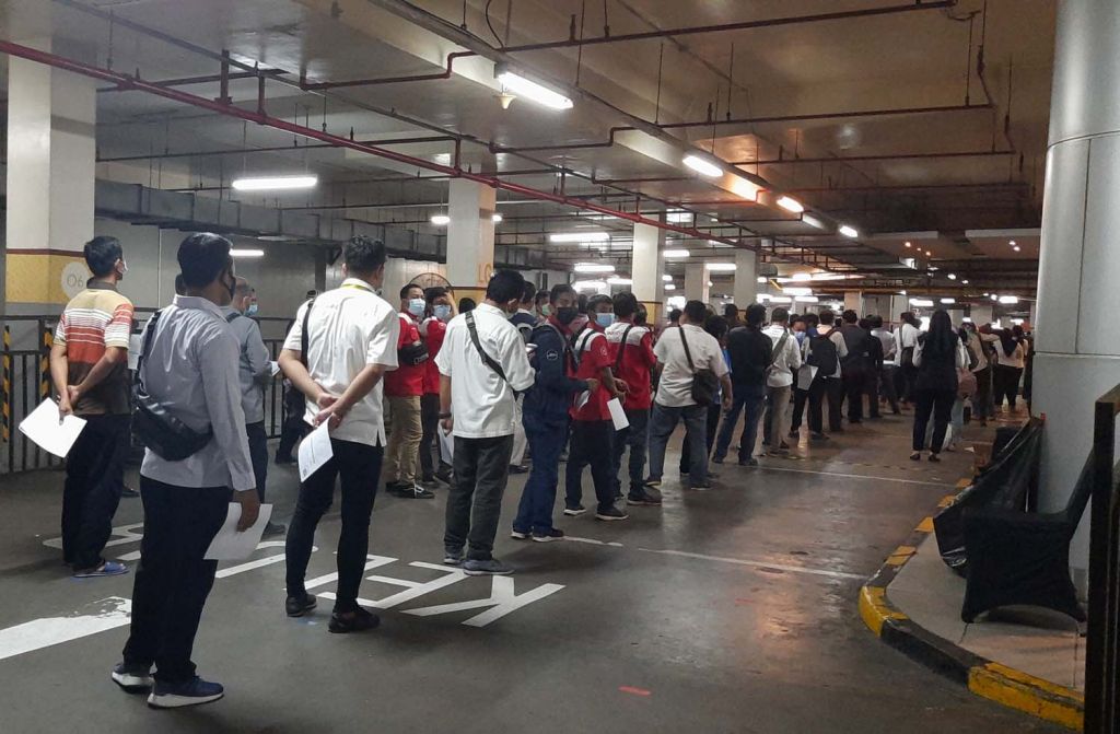 Antrean peserta Vaksinasi BUMN di Grand City hari keempat, Rabu (31/3/2021) tertib (Foto: Ni'am Kurniawan/jatimnow.com)