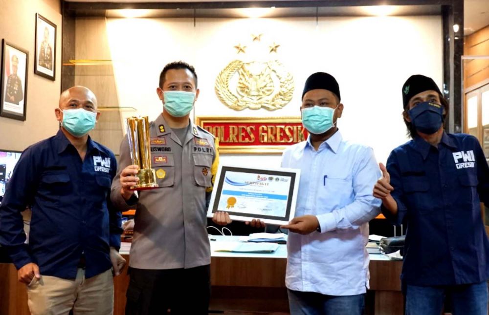 PWI dan DPRD Gresik Beri Apresiasi Lima Tokoh Berdedikasi