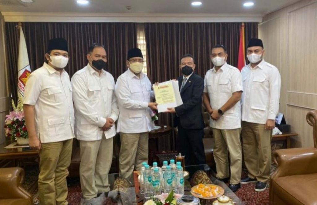 Anwar Sadad (tiga dari kiri) saat menerima SK sebagai Ketua Gerindra Jatim dari Ketua Harian DPP Gerindra, Sufmi Dasco Ahmad