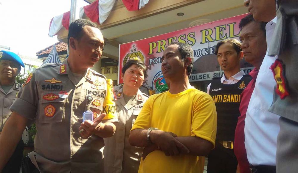Kapolrestabes Surabaya Kombes Pol Sandi Nugroho menginterogasi Efendi, residivis jambret di Mapolsek Simokerto