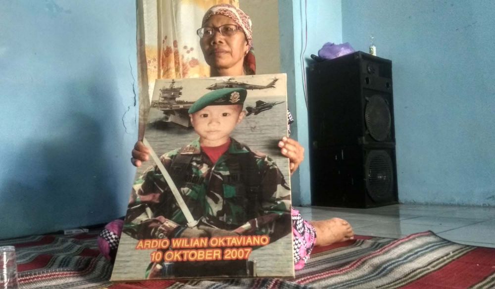 Miskah menunjukkan foto semasa hidup Ardio, cucunya