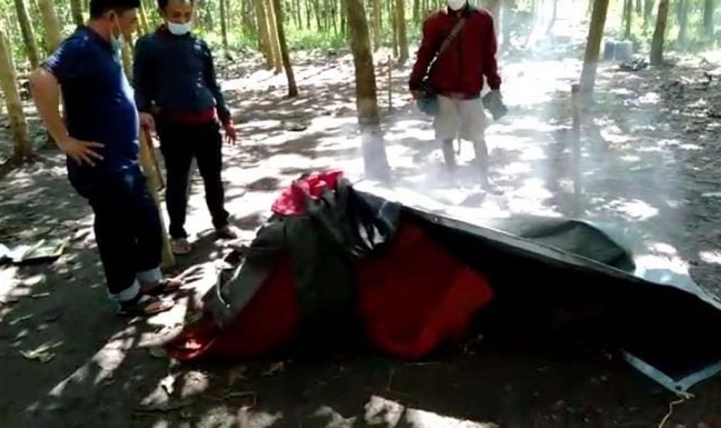 Polisi membakar arena judi sabung ayam yang mereka gerebek