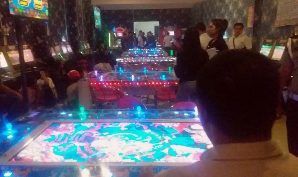 Suasana penggerebekan arena perjudian di Club Zone, Wiyung, Surabaya