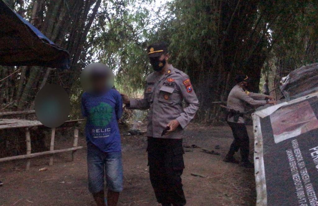 Polisi mengamankan satu orang dan membongkar arena sabung ayam di Mojokerto