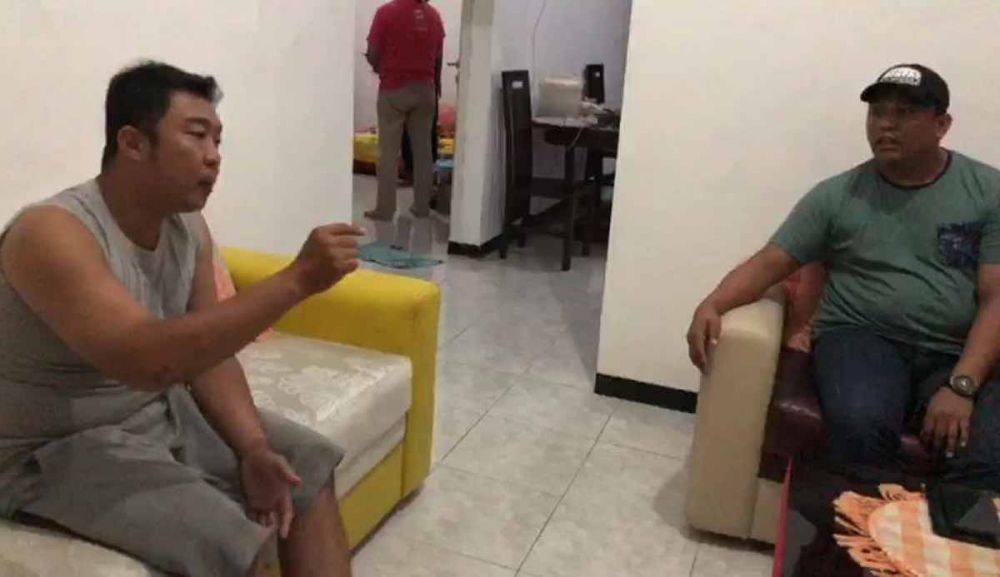 Arif Kurniawan Radjasa (kiri) pemilik akun Facebook (FB) Antonio Banerra saat diinterogasi di Polda Jatim (foto: Istimewa)