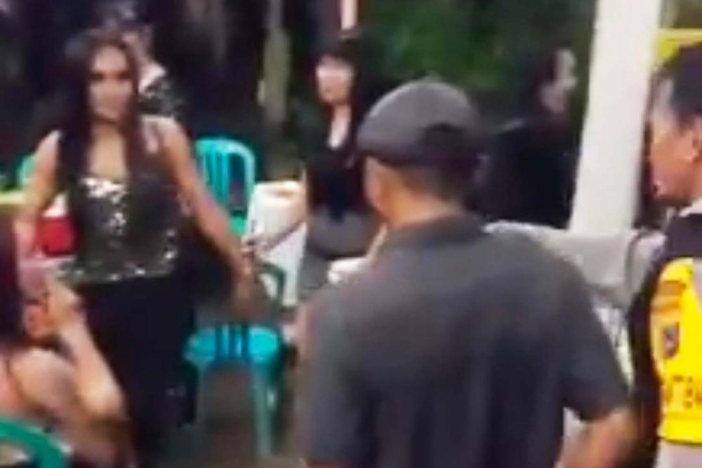 Tangkapan layar video yang beredar saat petugas gabungan membubarkan arisan waria di Pacet, Mojokerto